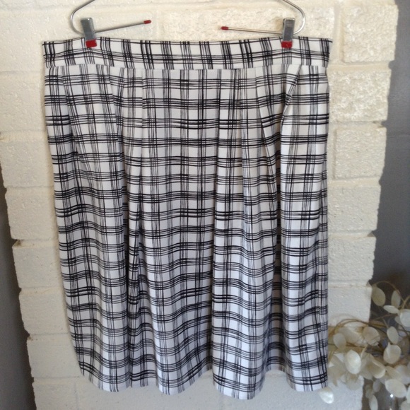 eva mendes for New York & Company Dresses & Skirts - Eva Mendes Black White Criss Cross Flowy Skirt